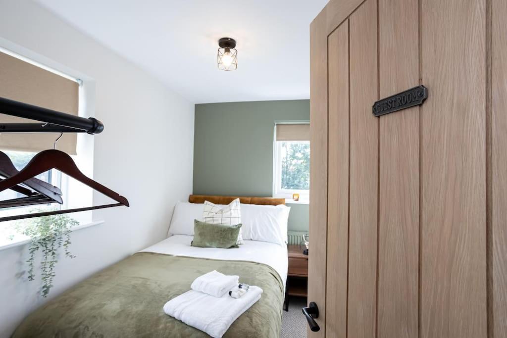 Railway House - Central Warrington - Sleeps 6 Exterior foto