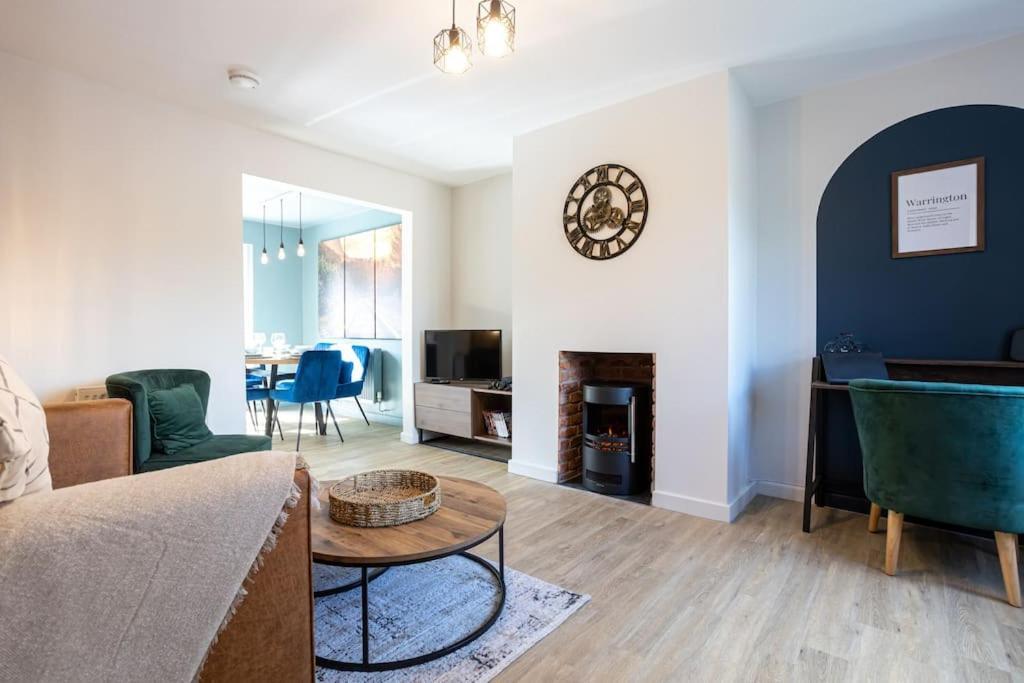 Railway House - Central Warrington - Sleeps 6 Exterior foto